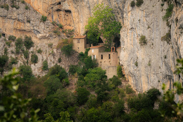 Fototapeta premium Ermitage de Galamus niché dans les gorges de l'Aude