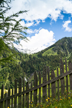 Alpenpanorama mit schneebedeckten Gipfeln im Gro&szlig;arltal