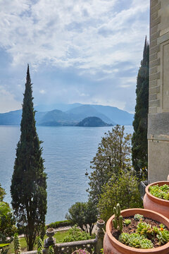 Blick vom Park der Villa Monastero auf den Comer See in der N&auml;he von Varenna in Italien.