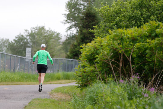 Un homme courant en &eacute;t&eacute;