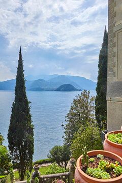 Blick vom Park der Villa Monastero auf den Comer See in der N&auml;he von Varenna in Italien.