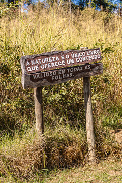 frase em placa de informa&ccedil;&atilde;o na cidade de Contagem, Estado de Minas Gerais, Brasil