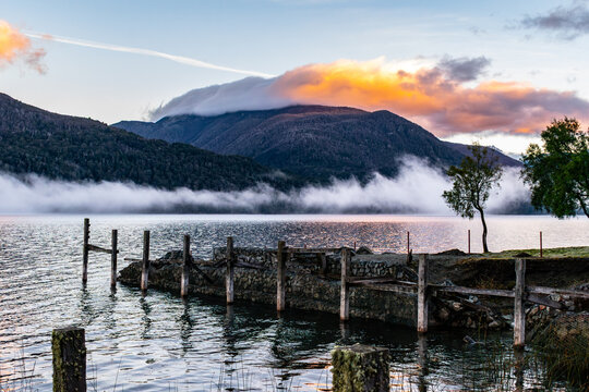 Lago patag&oacute;nico con monta&ntilde;as y nubes al amanecer