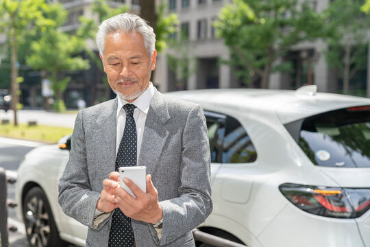 シニア男性　スマホ　ビジネス