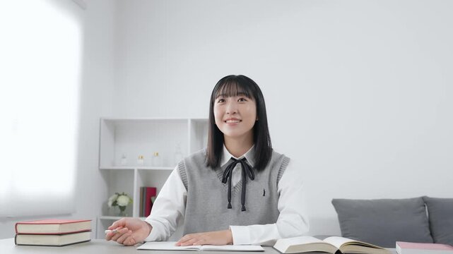 教室で授業を受ける女子学生