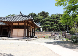 Obraz premium The scenery of traditional Korean houses built in harmony with nature.