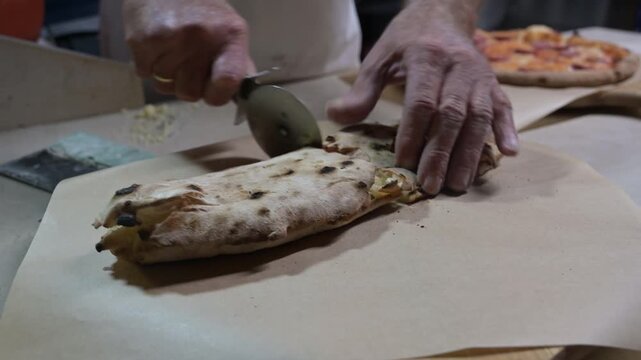 tagliare a fette un panino ripieno con un coltello da cucina