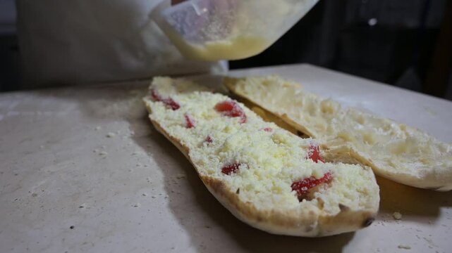 panini ripieni con formaggio, pomodoro e olio extravergine d'oliva