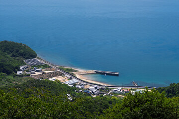 亀老山展望公園から見下ろす大島海岸の集落と穏やかな瀬戸内海 © Anoconone