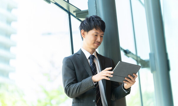 タブレットを使う男性ビジネスマン, Businessman Using a Tablet