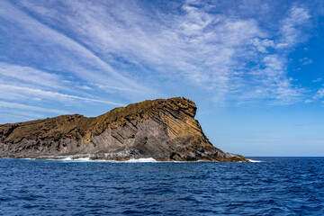 Naklejka premium Niʻihau & Nāpali Coast Boat Tour, Kauai County, Hawaii, Pacific Ocean. Lehua Island ( Lehua Crater ) is a Tuff cone. Ki‘eki‘e Basalt, NI‘IHAU VOLCANO. Lehua is a state-designated seabird sanctuary . 