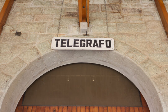 LETRERO DE TELEGRAFO SOBRE LA ENTRADA DE FACHADA
