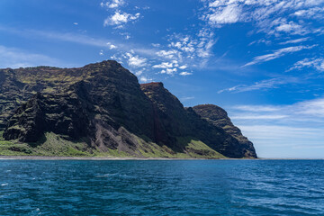 Naklejka premium Lava flows ( tholeiitic basalt ), Nāpali Member, KAUA‘I VOLCANO. Niʻihau & Nāpali Coast Boat Tour, Kauai, Hawaii. Nāpali Coast is one of the most recognizable and beautiful coastlines in the world.