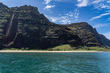 Obraz premium Lava flows ( tholeiitic basalt ), Nāpali Member, KAUA‘I VOLCANO. Niʻihau & Nāpali Coast Boat Tour, Kauai, Hawaii. Nāpali Coast is one of the most recognizable and beautiful coastlines in the world.