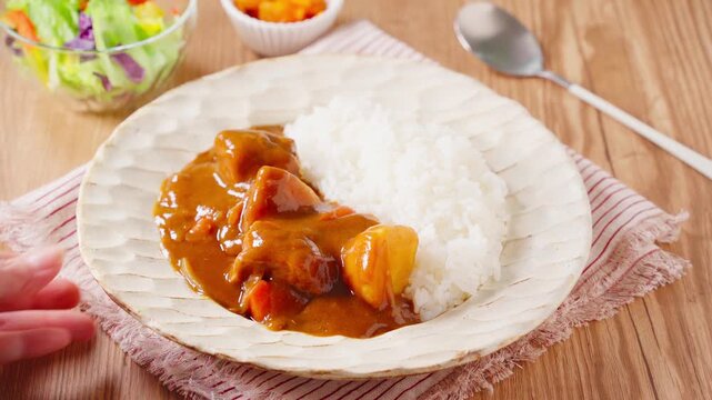豚肉とじゃがいもの家庭的なカレーライス