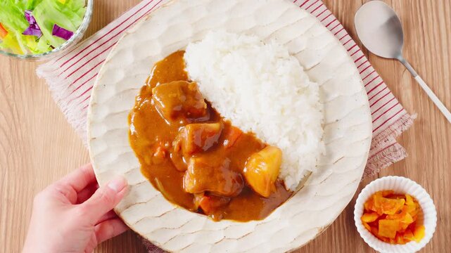 豚肉とじゃがいもの家庭的なカレーライス