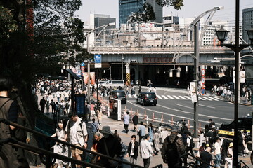 Obraz premium Busy urban street life in a modern metropolitan Japanese city