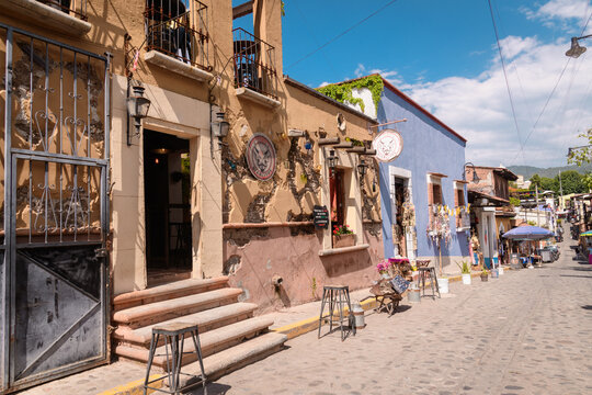 MALINALCO, MEXICO - 16 AUGUST 2025: Picturesque Cobblestone Street and Colonial Shops in Malinalco
