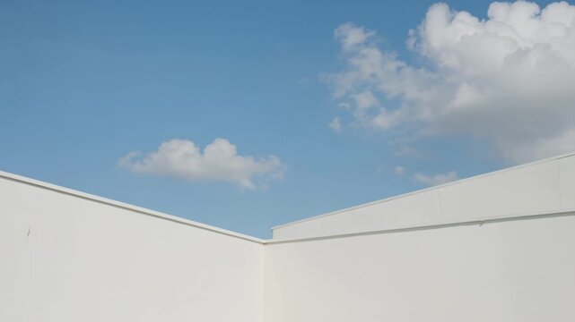 ミニマルな白い壁と鮮やかな夏空を組み合わせたシンプルな建築イメージ映像です。
ゆっくりと流れる雲が空間に自然な動きを与え、開放感を演出します。