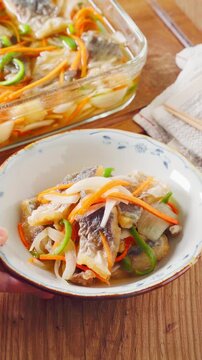 鯵の南蛮漬け 保存容器から取り分けた作り置きの一皿