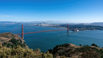 Fototapeta premium Stunning View of Golden Gate Bridge Overlooking San Francisco Bay and Cityscape