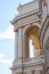 Naklejka premium Building features columns and arches with a clear sky view