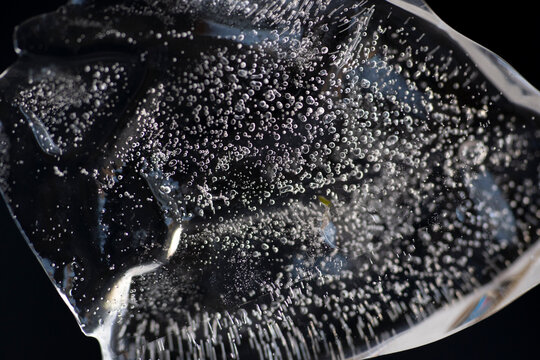 burbujas en bloque congelado con fondo negro