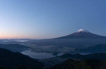 Fototapeta premium 新道峠から眺める夜明けの富士山