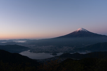 Fototapeta premium 新道峠から眺める夜明けの富士山