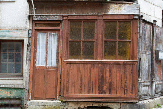 Abandon commerce avec devanture ancienne dans une ville