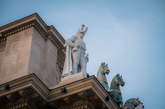 Statue et chevaux dor&eacute;s au sommet de l'Arc de Triomphe, Paris