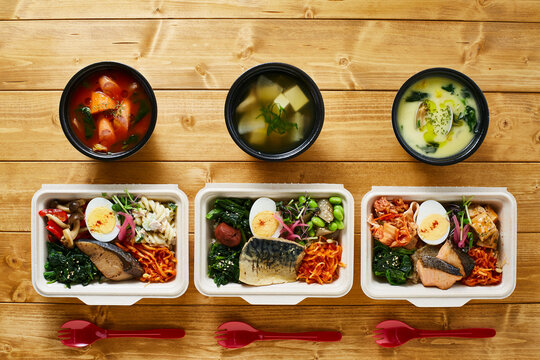 健康的なお弁当とスープのセット