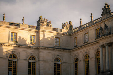 Obraz premium Château de Versailles façade dorée lumière hivernale