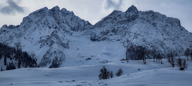 snow covered mountains in kashmir india during winters