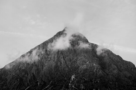 Sommet de Glencoe envelopp&eacute; de nuages en noir et blanc