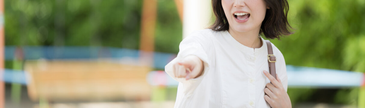 公園で子どもに注意をする怒る、叱る母親　危ないから気を付けて～！顔無しのバナー