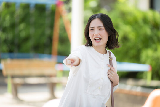 公園で子どもに注意をする怒る、叱る母親　危ないから気を付けて～！