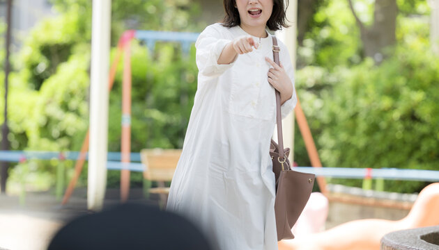 公園で子どもに注意をする怒る、叱る母親　危ないから気を付けて～！顔無し