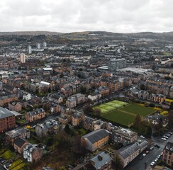 Obraz premium Beautiful aerial view of Greenock's waterfront in Scotland, showcasing charming residential neighborhoods