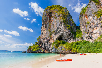 Obraz premium Thailand, Krabi. Kayak on a tropical beach with limestone rock.