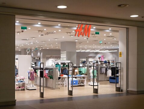 H&M store entrance inside a modern shopping mall