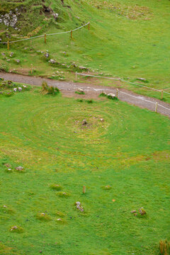 Cercle de pierres myst&eacute;rieux au Fairy Glen de Skye, &Eacute;cosse