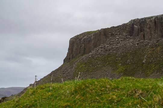 Falaise basaltique de Kilmaluag sous ciel nuageux, Skye