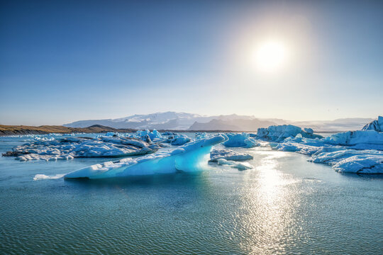Evening sun over J�kuls�rl�n Glacier Lagoon in Iceland