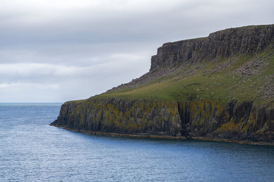 Falaise basaltique de Neist Point sous ciel nuageux, Skye