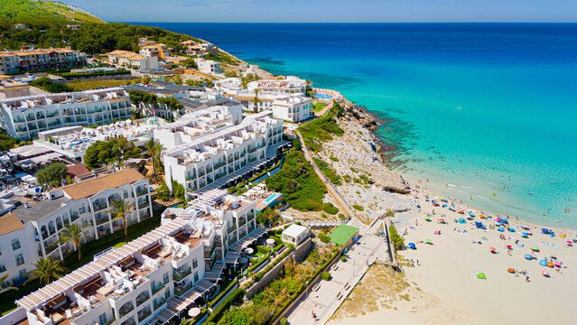 Vista panor&aacute;mica de la playa de Cala Mesquida con agua turquesa y dunas en Mallorca, Espa&ntilde;a