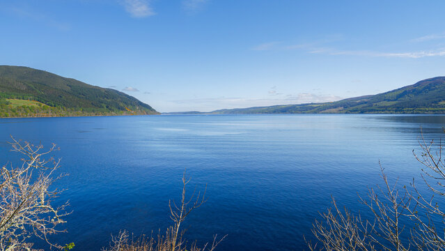 Loch Ness sous un ciel bleu, Highlands d'&Eacute;cosse