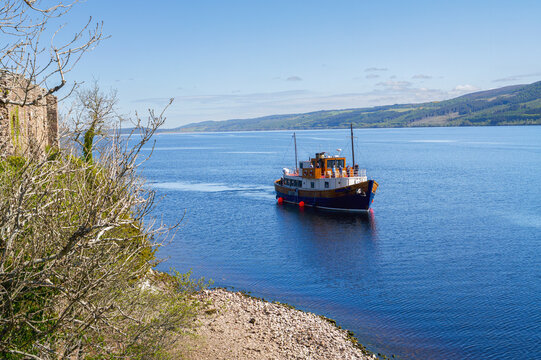 Bateau de croisi&egrave;re sur le Loch Ness par Urquhart