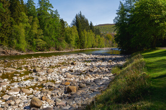 Rivi&egrave;re de Balmoral avec berge rocheuse et for&ecirc;t verdoyante