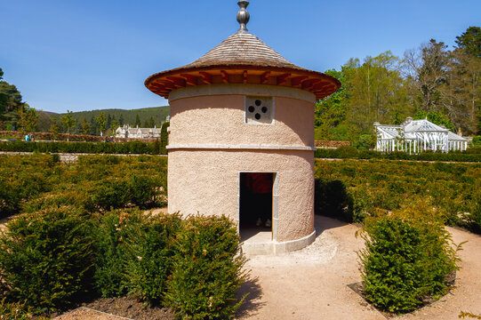 Pigeonnier rond dans le jardin formel du ch&acirc;teau de Balmoral